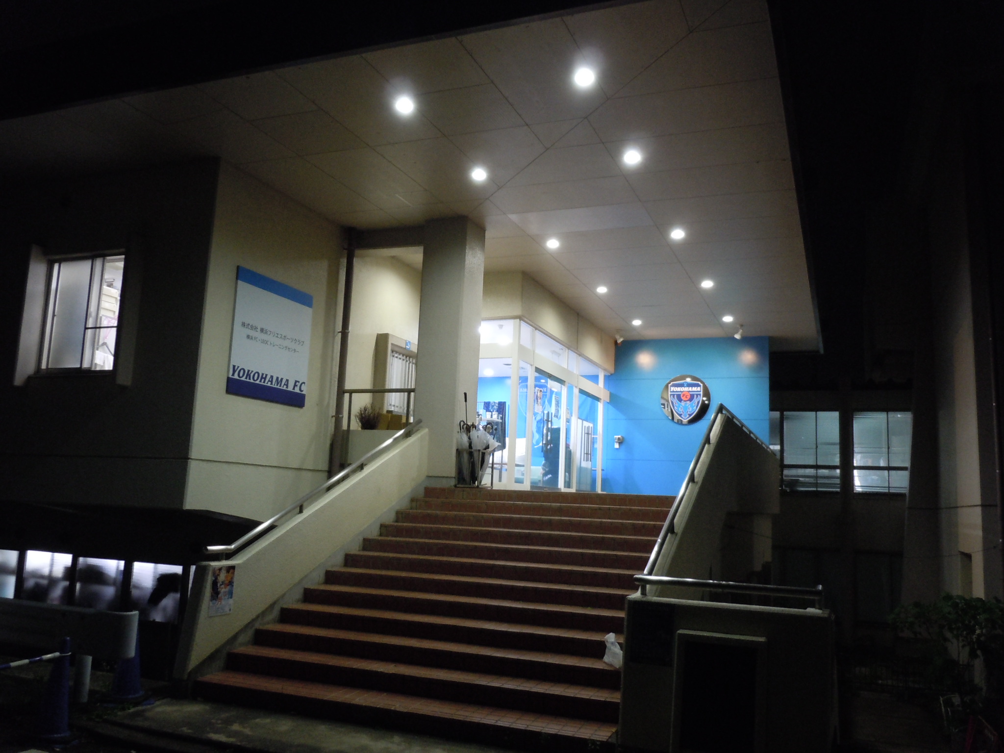 LEOCトレーニングセンター 夜間エントランス